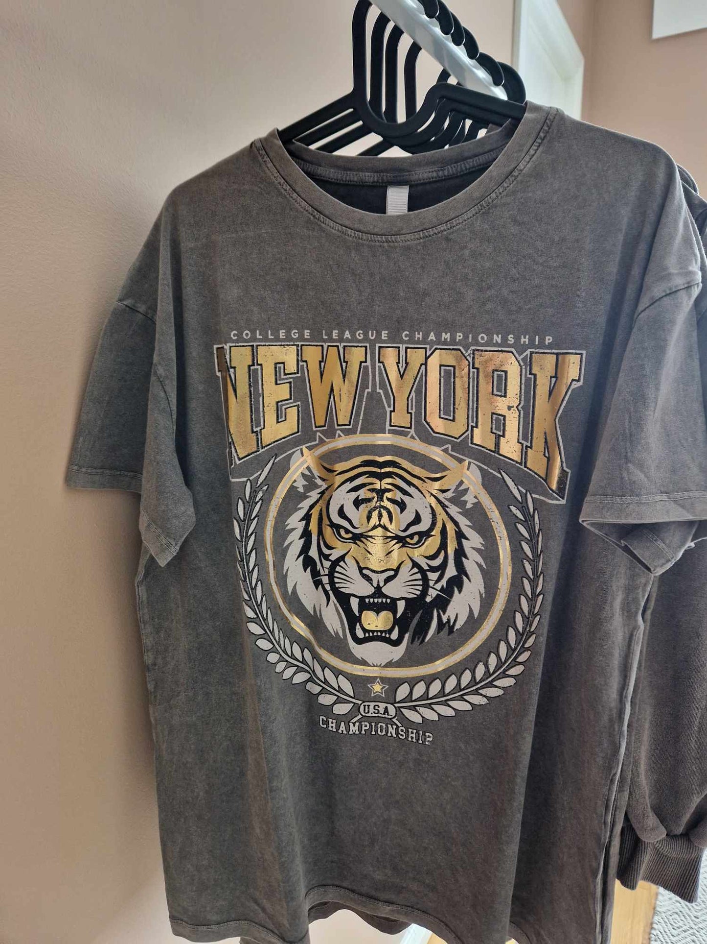 T-shirt - NEW YORK - guld